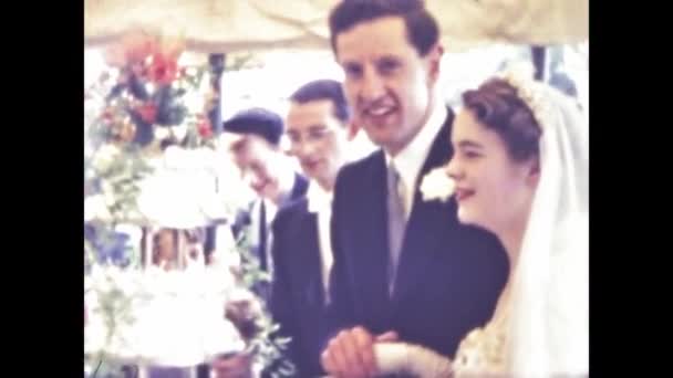 ワシントンDc 1946年 昭和21年 結婚式が40場でケーキを切る — ストック動画