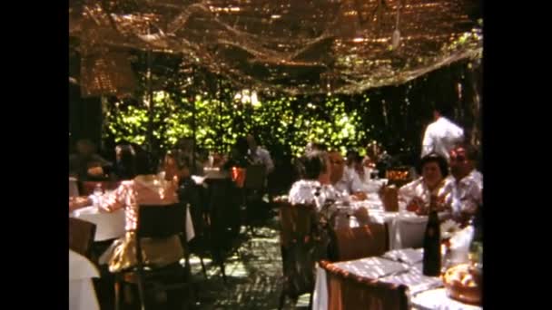 1975年6月 意大利布莱卡里 70年代西西里餐厅场景 — 图库视频影像