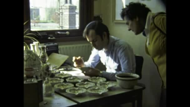 Amsterdam Nederländerna Juni 1980 Holländskt Porslin Hantverkare Butik Scen Talet — Stockvideo