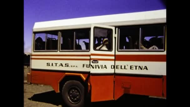 1975年6月 意大利卡塔尼亚 埃特纳火山在70年代的旅行场景 — 图库视频影像