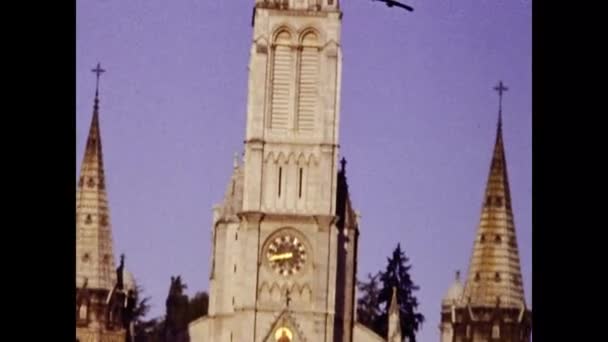 フランスルルド1980年6月 ルルド大聖堂80年代の建築風景 — ストック動画