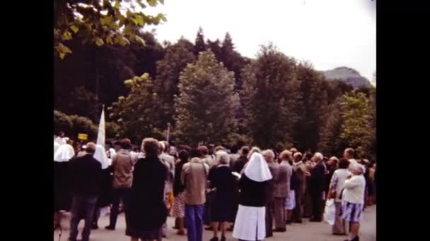 Lourdes Frankrike Juni 1980 Människor Och Trogna Lourdes Pilgrimsfärder Talet — Stockvideo