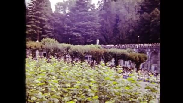 1980年6月フランス ルルド ルルドの人々と信仰80年代の巡礼シーン — ストック動画
