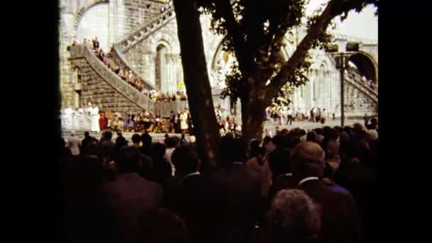 Lourdes Francja Czerwiec 1980 Ludzie Wierni Lourdes Scenach Pielgrzymkowych Latach — Wideo stockowe
