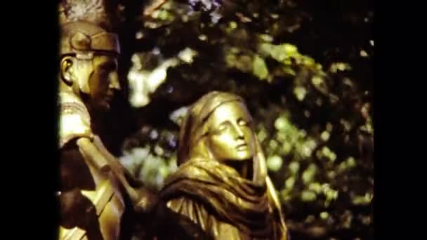 1980年6月フランス ルルド ルルドの人々と信仰80年代の巡礼シーン — ストック動画