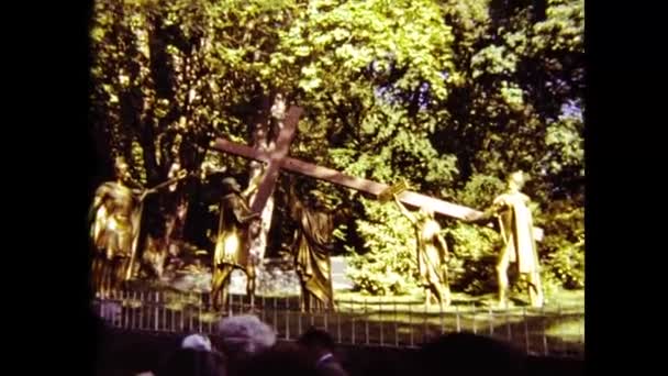 法国卢尔德 1980年6月 80年代卢尔德朝圣场景中的人民和信徒 — 图库视频影像