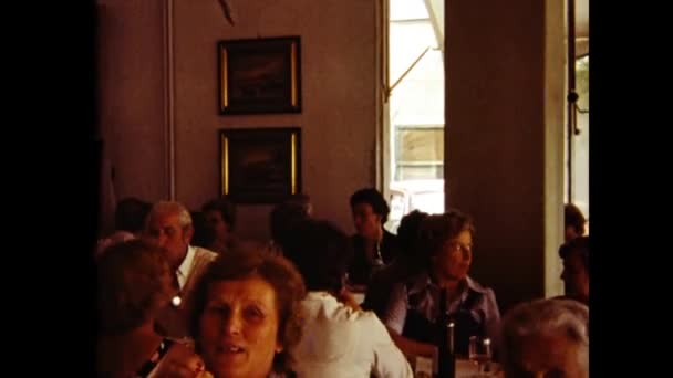 Lourdes France Ιούνιος 1980 Μεγάλη Ομάδα Ανθρώπων Τρώει Στη Σκηνή — Αρχείο Βίντεο
