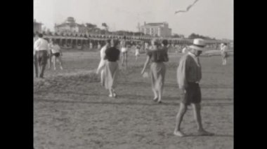 Venedik, İtalya Ağustos 1952: Aile plajı tatili 50 'li yıllardaki 8 mm' lik bir filmden eski anılar. 4K yüksek kaliteli filmi restore etti.