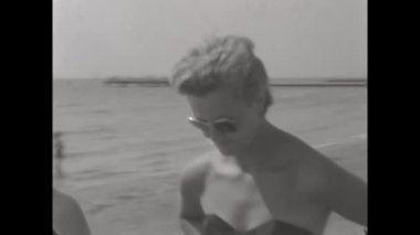 Venedik, İtalya Ağustos 1952: Aile plajı tatili 50 'li yıllardaki 8 mm' lik bir filmden eski anılar. 4K yüksek kaliteli filmi restore etti.