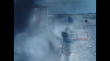 Rosolina Mare, İtalya Haziran 1983: 80 'lerde çocuklar park sahnesine biniyor