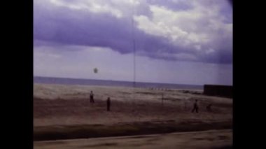 Cagliari, İtalya Haziran 1981: 80 'lerde Sardunya' da otobüs sahnesiyle seyahat