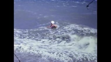 Barselona, İspanya Haziran 1979: İnsanlar 70 'lerde plaj tatil sahnesinin keyfini çıkarıyorlar