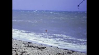 Barselona, İspanya Haziran 1979: İnsanlar 70 'lerde plaj tatil sahnesinin keyfini çıkarıyorlar