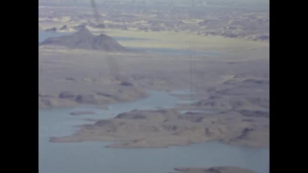 エジプト カイロ1977年3月 70年代の飛行機の窓から見たエジプトの砂漠 — ストック動画