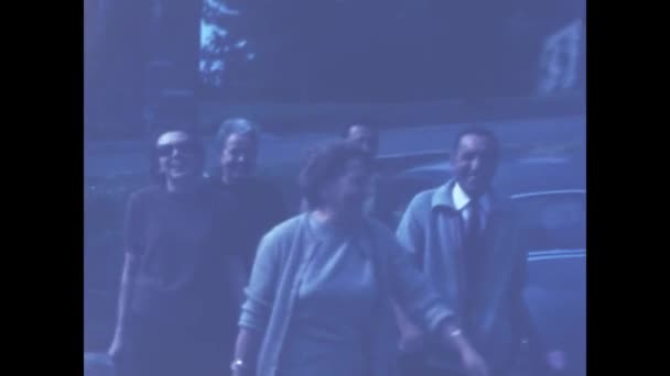 Рим Італія 1966 Група Людей Радісних Моментах — стокове відео