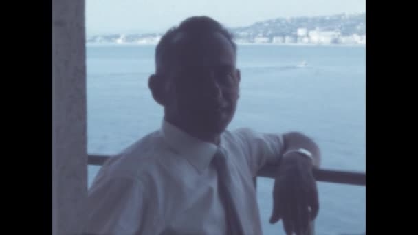 1959年6月フランス ニース 50年代のフランス リビエラの風景を楽しむ男性 — ストック動画
