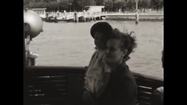 Venedik Talya Ağustos 1952 Anne Çocuk Yıllarda Gemi Sahnesiyle Seyahat — Stok video