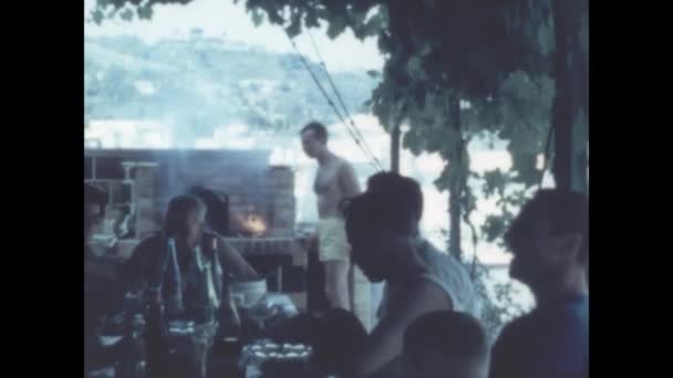 Nice Francja Czerwiec 1959 Rodzinna Scena Grillowania Latach Tych — Wideo stockowe