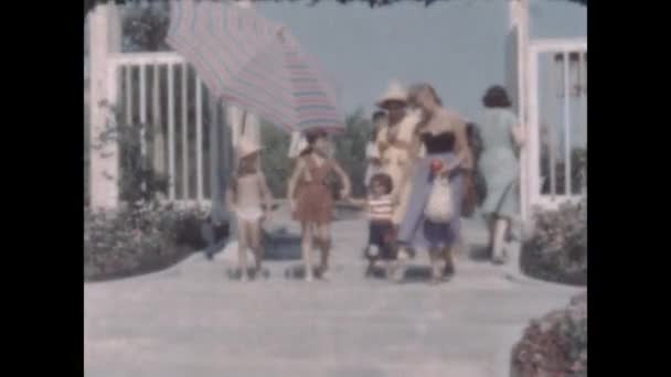 Benátky Itálie Srpen 1952 Máma Holčička Jdou Pláž Letech — Stock video