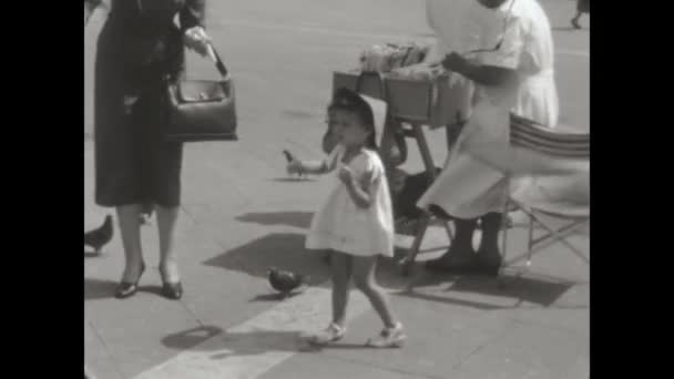 Veneza Itália Agosto 1952 Turistas Veneza Com Pombos Cena Década — Vídeo de Stock