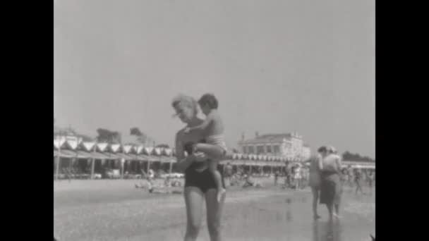 イタリア ヴェネツィア1952年8月 家族のビーチの休暇50年代の8Mm映画から古い思い出 4Kは高品質の映画を復元 — ストック動画