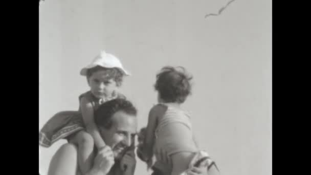 Benátky Itálie Srpen 1952 Rodinná Pláž Dovolená Staré Vzpomínky 8Mm — Stock video