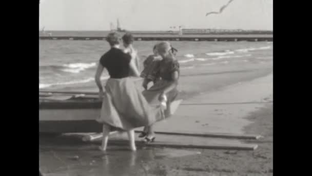 イタリア ヴェネツィア1952年8月 家族のビーチの休暇50年代の8Mm映画から古い思い出 4Kは高品質の映画を復元 — ストック動画
