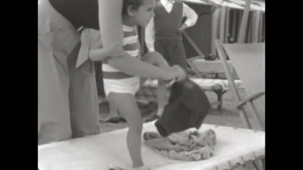 Venice Italy August 1952 Family Beach Vacation Old Memories 8Mm — Vídeo de stock