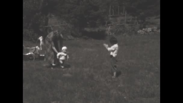 1952年 昭和27年 6月イタリア ドロミテ 芝生の上のお母さんと子どもたち50代の8Mmメモリーズシーン — ストック動画