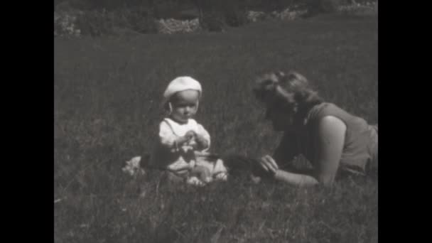 Dolomitler Talya Haziran 1952 Çimenlikteki Anne Çocuklar Yıllarda 8Mm Lik — Stok video