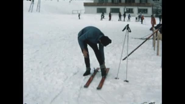 Oritsei Italy December 1971 Ski Resort Scene Skiers Scene 70S — Stock Video