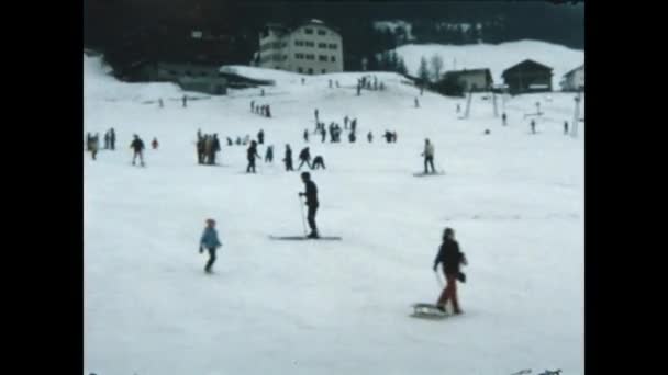 Oritsei Italy December 1971 Ski Resort Scene Skiers Scene 70S — Video Stock