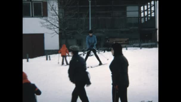 Oritsei Italy December 1971 Ski Resort Scene Skiers Scene 70S — Vídeos de Stock