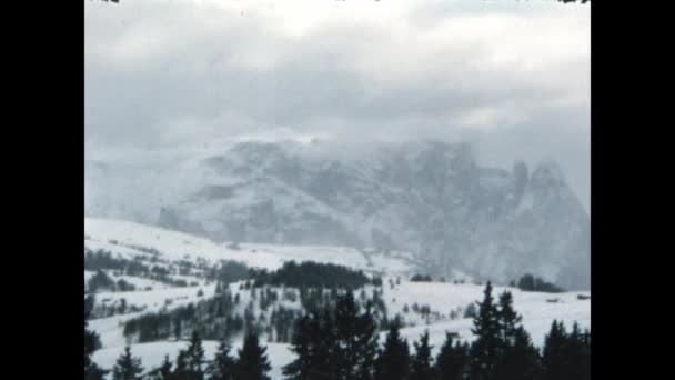 1971年 昭和46年 12月イタリア オリッツェイ 70年代のスキー場風景 — ストック動画