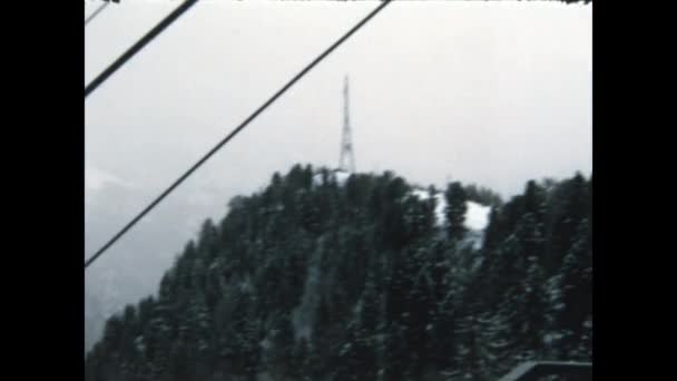 Oritsei Italy December 1971 Ski Resort Scene Skiers Scene 70S — Vídeos de Stock