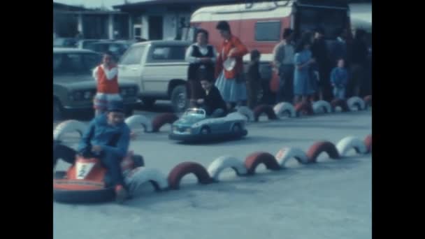 Rosolina Mare Włochy Czerwiec 1983 Dzieci Scenie Samochodów Karuzelowych Latach — Wideo stockowe