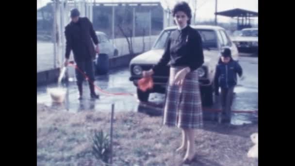 Rosolina Mare Italien Juni 1983 Mann Wäscht Familienauto Den 80Er — Stockvideo