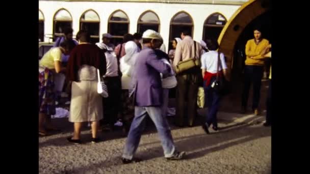 Istanbul Turecko Červen 1985 Turecké Ženy Prodávají Látky Pouliční Scéně — Stock video
