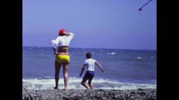 Barcelona Španělsko Červen 1979 Lidé Užívají Plážové Prázdniny Letech — Stock video