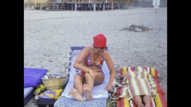 Barcelona Spain June 1979 People Enjoy Beach Vacation Scene 70S — Video