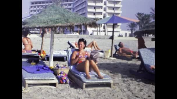 1979年6月 西班牙巴塞罗那 人们在70年代喜欢海滩度假 — 图库视频影像