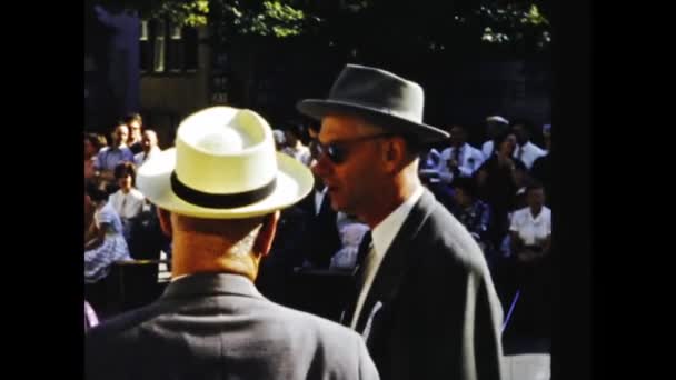 Bruneck Włochy Czerwiec 1955 Biznesmen Przemawiający Scenie Miasta Latach Tych — Wideo stockowe