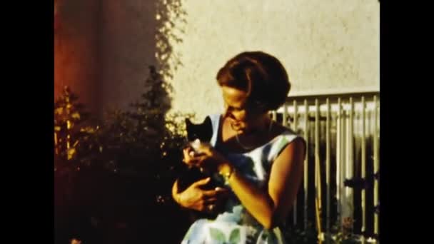 Berlin Deutschland Juni 1955 Frau Hält Süße Katzenszene Den 50Er — Stockvideo