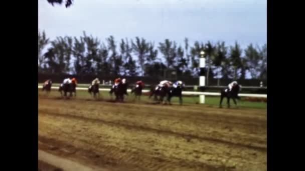 1955年6月 美国圣地亚哥 50年代的赛马场赢球比赛 — 图库视频影像
