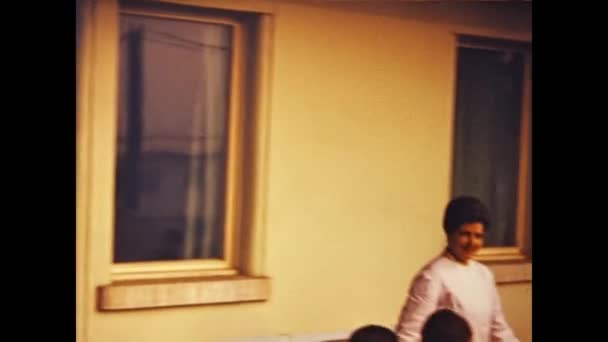 意大利奥斯帕达利诺 50年代8毫米儿童家庭记忆场景 — 图库视频影像