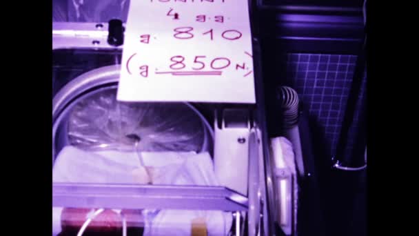意大利奥斯帕达利诺 50年代婴儿医院孵化器的场景 — 图库视频影像