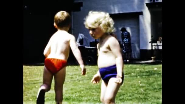1955年6月 美国圣地亚哥 50年代儿童家庭记忆的夏季8毫米场景 — 图库视频影像