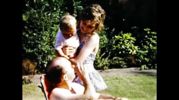米国サンディエゴ1955年6月 子供の家族の思い出夏の8Mmシーン50 — ストック動画