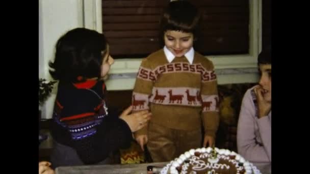 1975年 昭和50年 6月イタリア ミラノ 70年代の家族ランチの思い出 — ストック動画