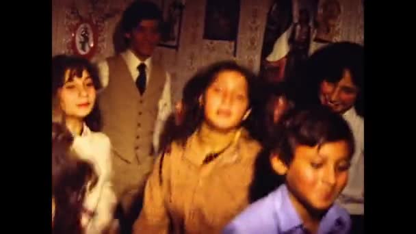 Milão Itália Junho 1975 Adolescentes Dançam Uma Cena Festa Casa — Vídeo de Stock